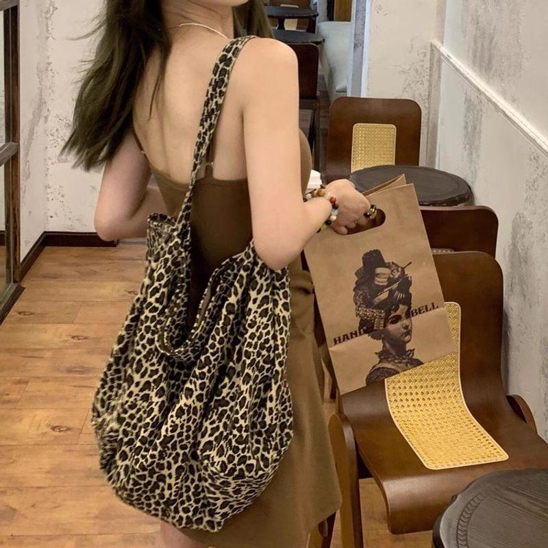 

2025 Ретро Новая Нишевая Сумка-тоут в Гонконгском Стиле с Леопардовым Принтом Модная Высокий Сенс Праздный Стиль Большая Вместимость Сумка на Плечо Brown