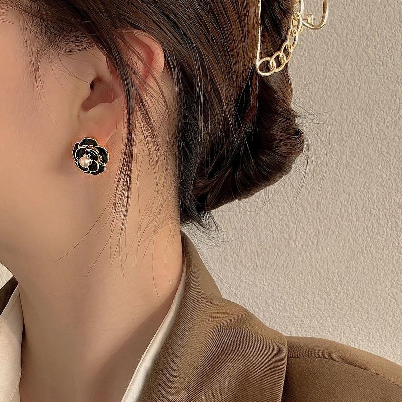 Chic Flower Women's Stud Earrings Simulated Pearl Middle Retro Ear Decoration Black White Petals Earrings Luxury Wedding Jewelry