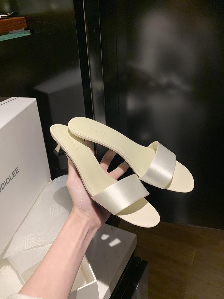 Grape Mother Has the Same Minimalist Temperament, Casual and Versatile Word with High Heels, Women's Summer Round Head Kitten and Cool Slippers.