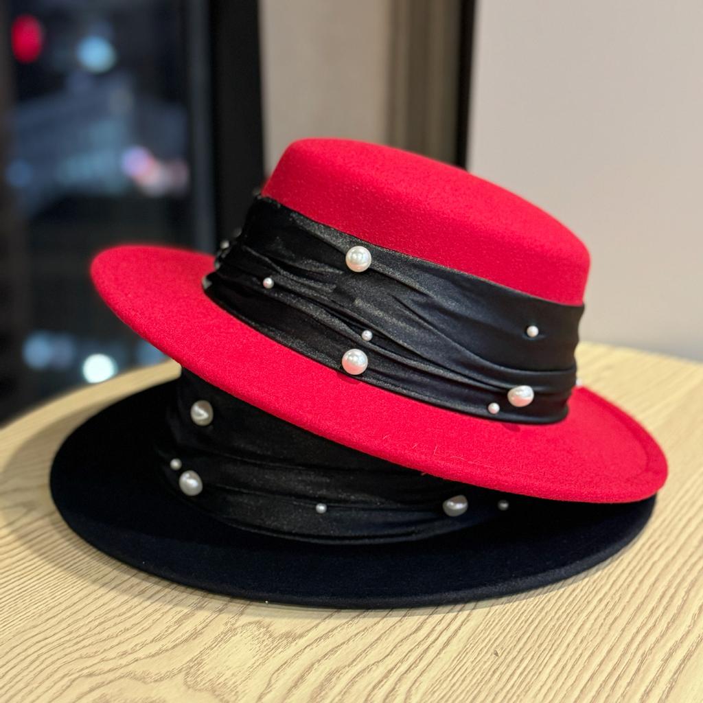 Ultra-rich Gold Pleated Ribbon Pearl White Flat Top Autumn and Winter Woolen Hat for Women High End Fashion Holiday Trend