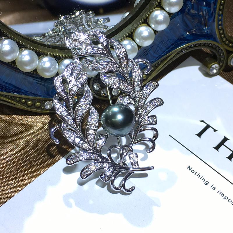 

Брошь-корсет в виде пера двойного назначения с жемчугом и булавка-цепочка для свитера