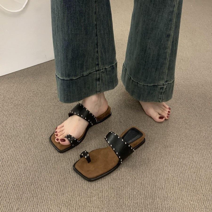 Beautiful set of toe rivets with small slope heels slippers women's summer wear seaside vacation casual beach sandals