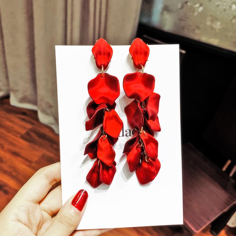

Трендовые женские серьги-лепестки большой красной розы 2021