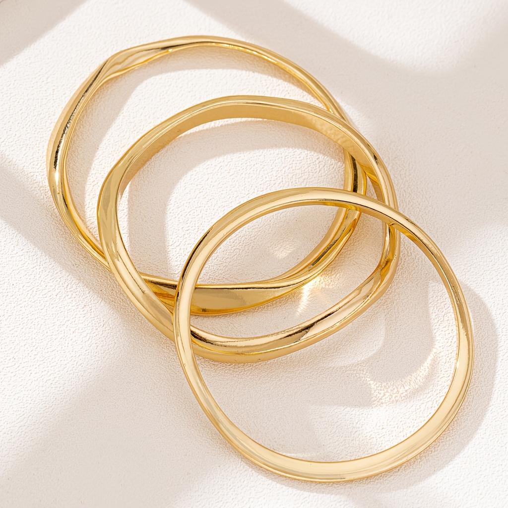 3-piece Women's Chic Geometric Bracelet, with A Retro and Minimalist Style That Catches The Eye. It Is A Casual Outfit Paired with A Divine Artifact