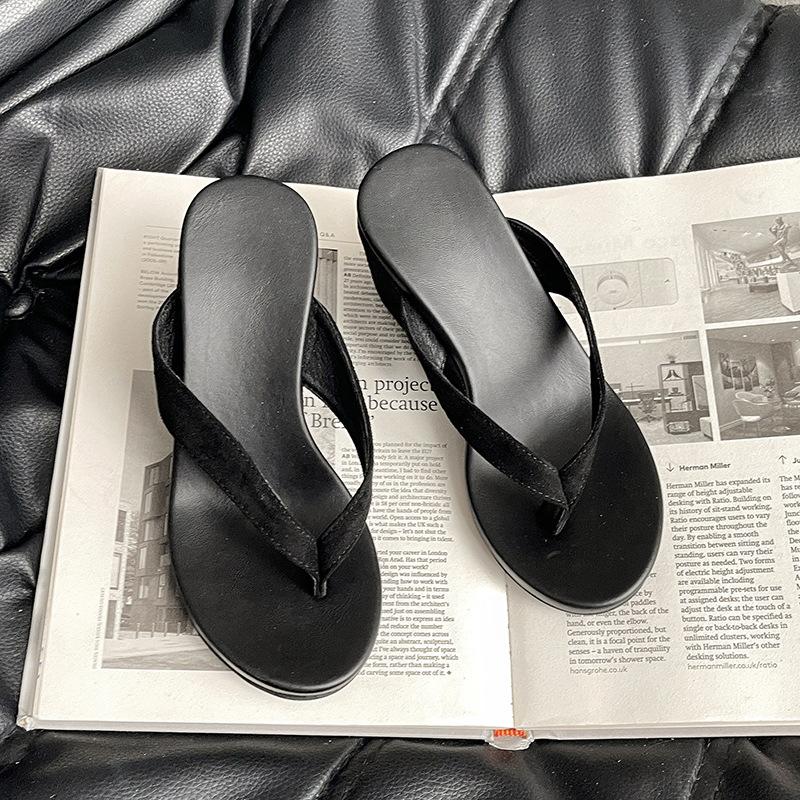 Small man increases the height of thick-soled flip-flops for women's outer wear in the summer of 2025, the new pinch foot versatile round head casual
