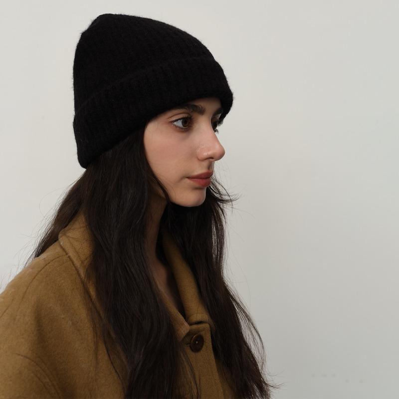 

Осень и зима теплая шерстяная смесь однотонная универсальная конфетного цвета вязаная шерстяная холодная шапка универсальная защита ушей женский тренд чёрный