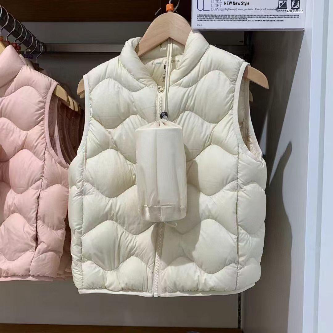 

Japanese Kids Lightweight Down Vest for Autumn/Winter 130 cm світло-бежевого кольору
