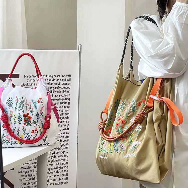 Umweltfreundliche Schultertasche im japanischen Stil mit Blumenstickerei