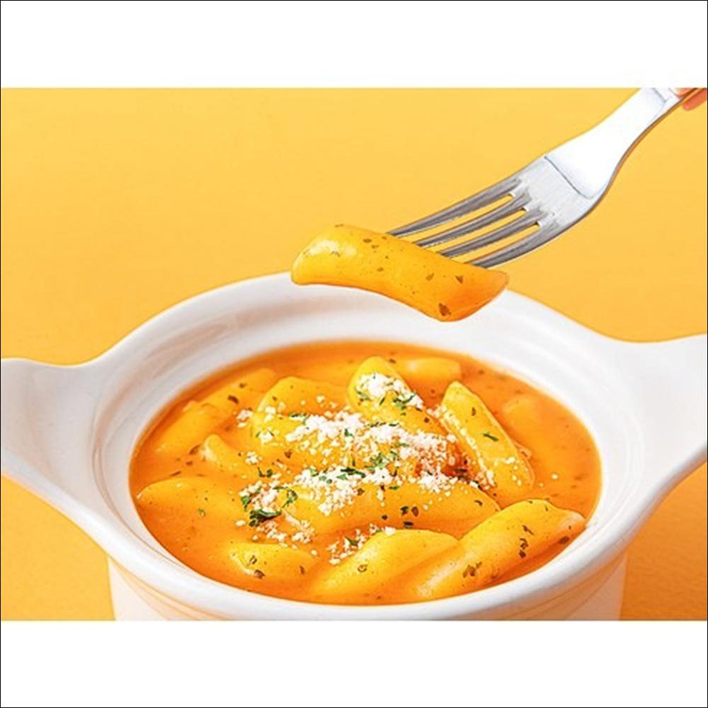 [Gomgom] One Cup Cheese Tteokbokki 120g (4 Cups / 8 Cups Bundle) - Mild & Creamy Instant Rice Cake