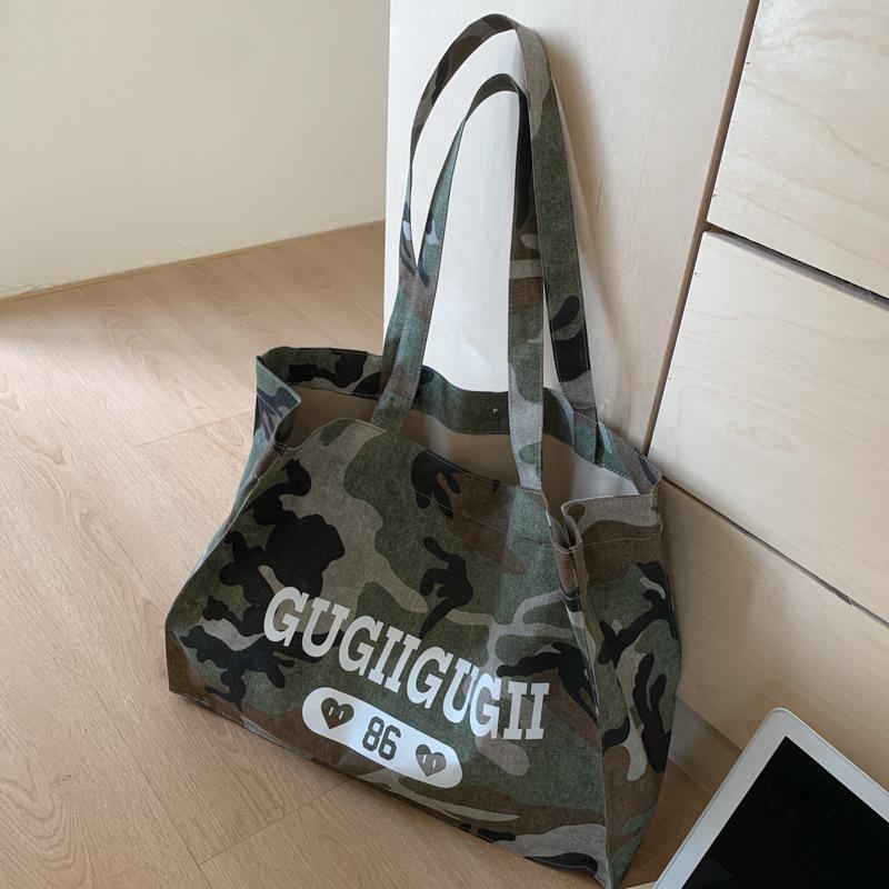 2025 new American retro tote bag street trend camouflage shoulder bag large capacity personalized commuter shopping bag