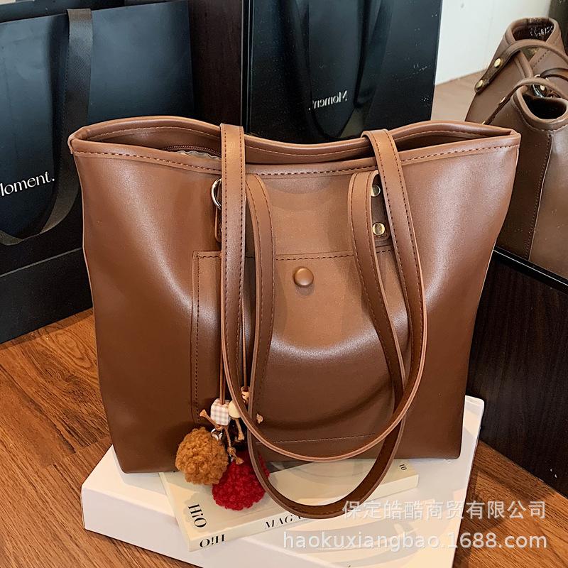 Large-capacity retro bag women's autumn and winter versatile 2025 new simple shoulder bag popular commuter tote bag this year