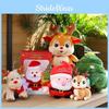 Speelse pluche rendieren en kerstmanfiguren, ideale kerstdecoraties voor een vrolijke feeststemming.