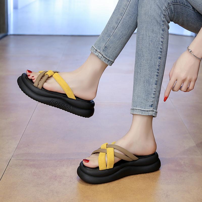 Cool slippers women's summer wear 2025 new French retro flat-bottomed beach sandals women's non-slip one-word slippers