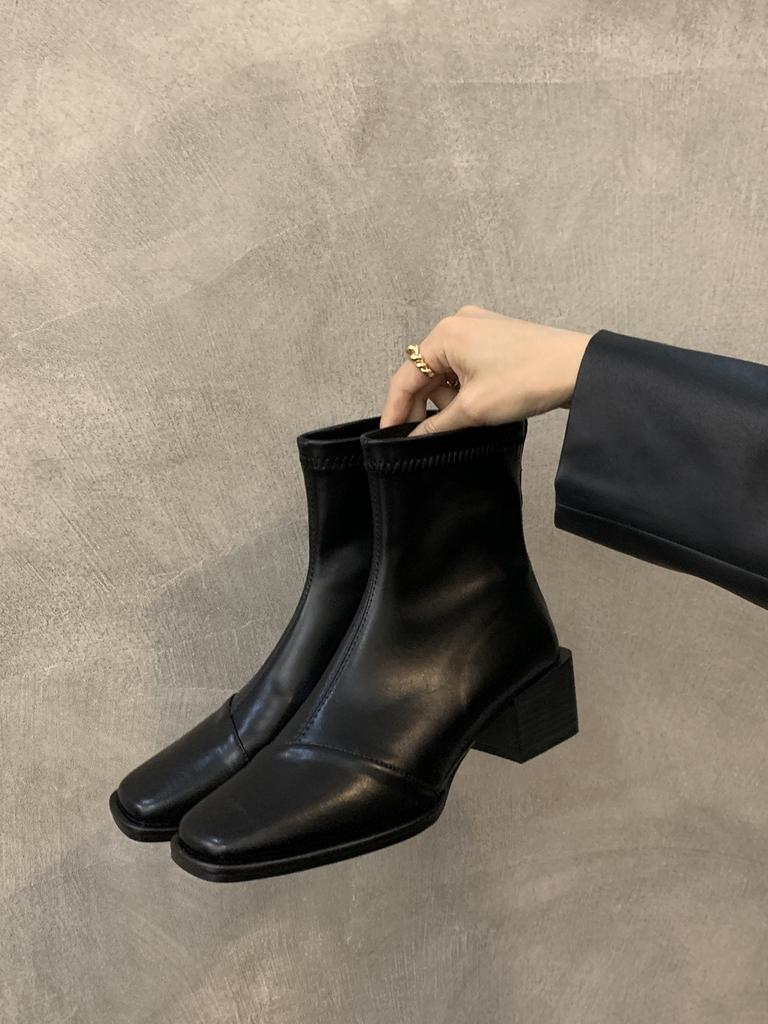 Tjock klack fyrkantig tå tunna stövlar Martin-stövlar damskor 2025 nya höst enkelstövlar koreansk version hög klack nisch korta stövlar dam