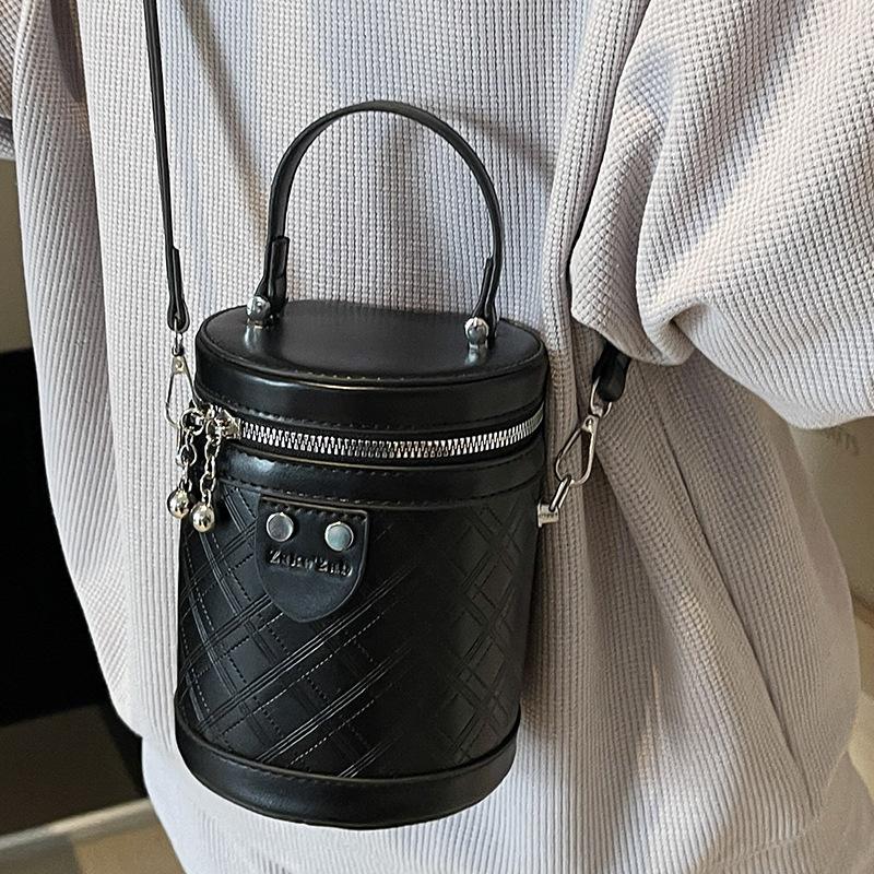 Korean version of high-value simple handbag bag women's 2025 summer new fashion niche casual messenger bucket bag