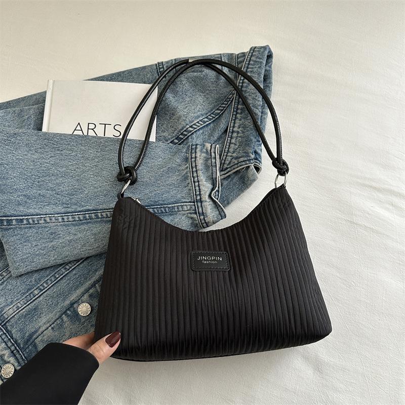 Large capacity portable underarm bucket bag women's 2025 new versatile simple shoulder messenger bag pleated tote bag