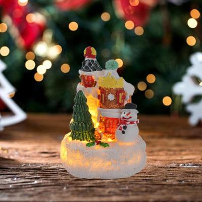 Escena de invierno con casa luminosa navideña, adorno de escritorio para el hogar