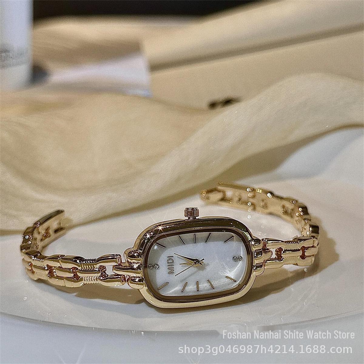 

Элегантные женские часы на цепочке с овальным перламутровым циферблатом и дизайном в виде аромата