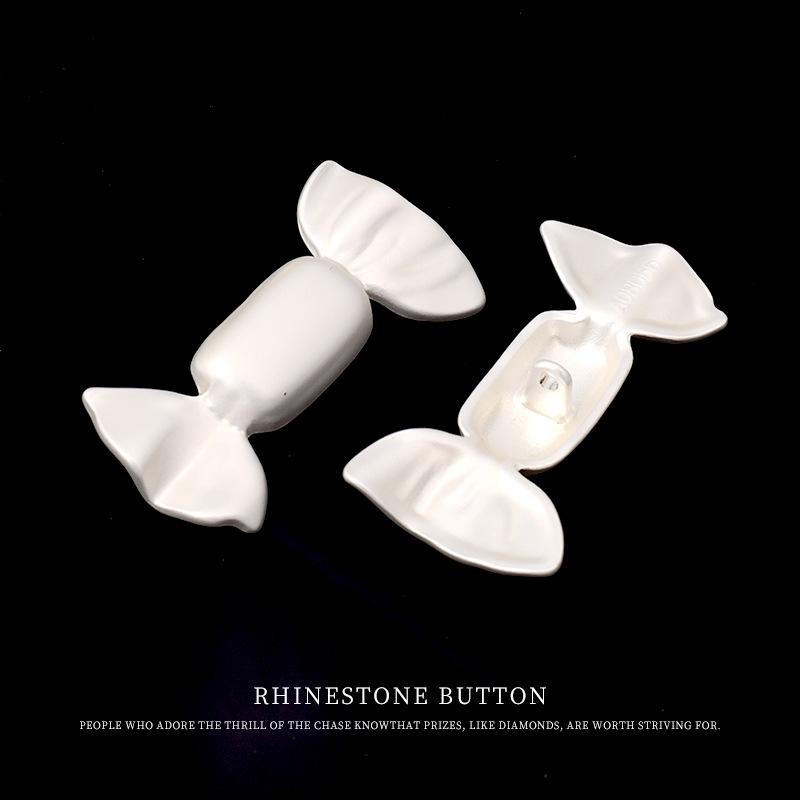 

5pcs Fog Silver Metal Candy Modeling Buttons Niche Design Buttons Sweater Knitted Sweater Coat Decorative Buttons Fog silver width about 24mm * length about 47mm