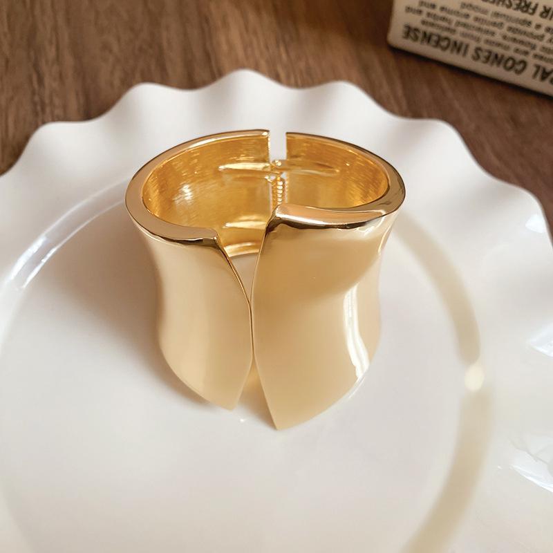 

Элегантный геометрический квадратный браслет-волна: Высококлассный модный браслет для женщин