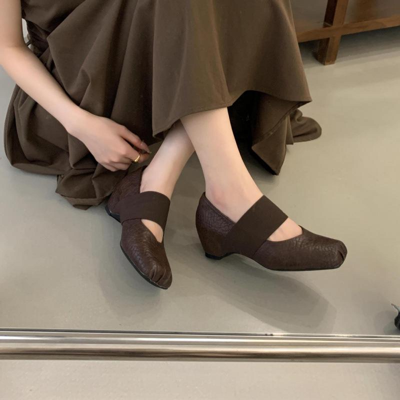 Niche design sense one word pig nose ballet single shoes women's spring and autumn new square head inner height increase Mary Jane shoes women