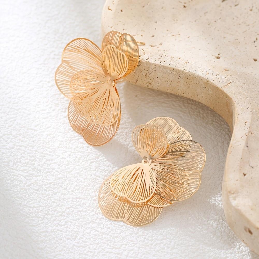 Sweet Hollow Flower Earrings Light Luxury Metal Earrings Golden Flower Stud Earrings Party