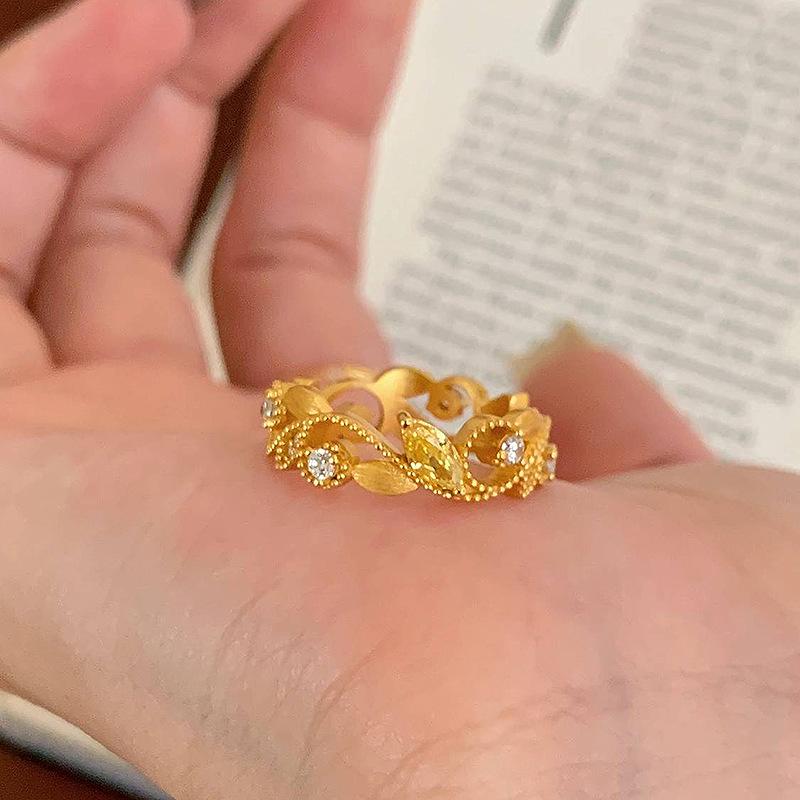 Light Luxury Exquisite Hollow Out Leaf Rings for Women Vintage Palace Style Wire Drawing Yellow Ring High Quality Jewelry