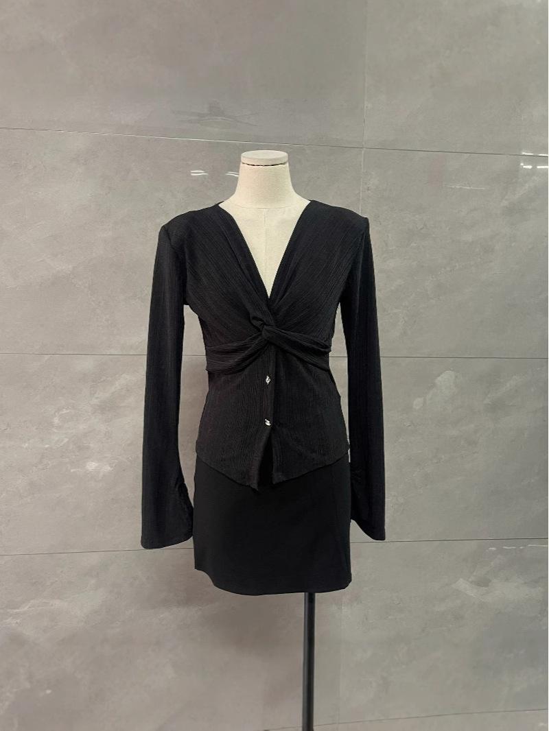 

Топ с V-образным вырезом в стиле Хепберн, приталенный, с рукавами с нерегулярными разрезами XXL (approximately 68 kg)