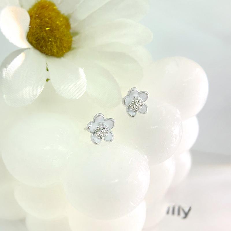 Sweet Flower Earrings for Women with Fresh and Pastoral Style Versatile Earrings