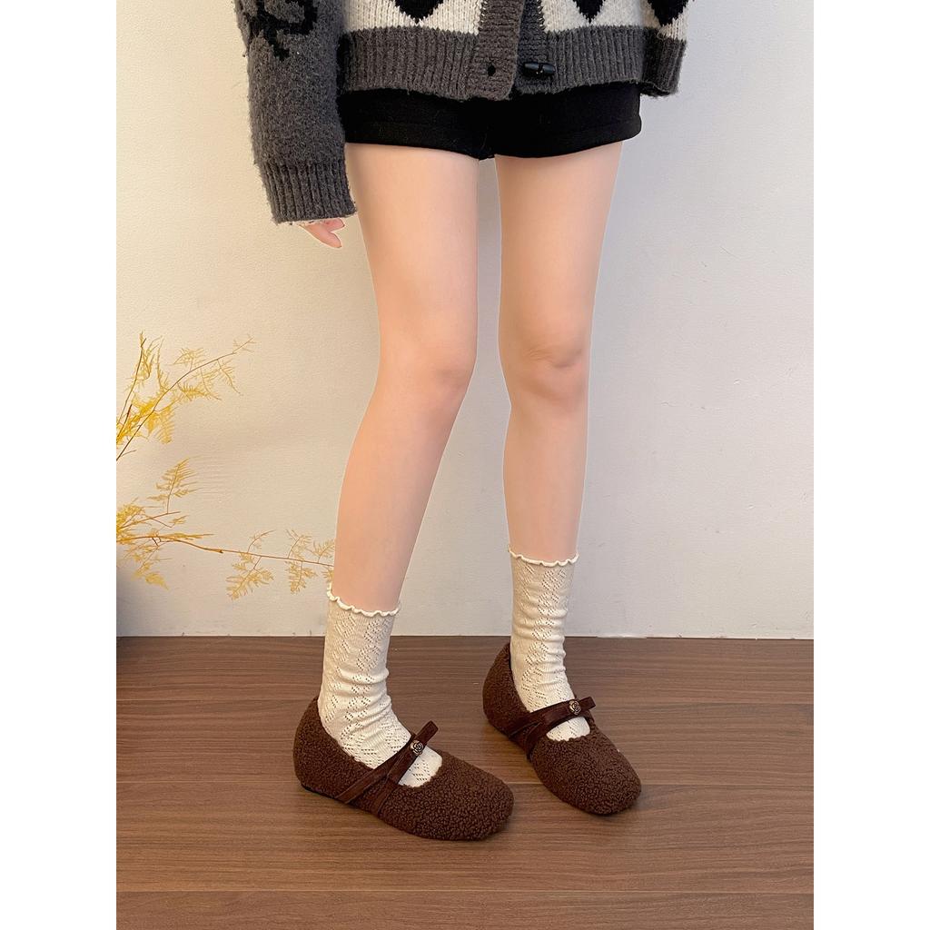 Black French platform fluffy shoes are worn outside to keep warm in autumn and winter, and velvet Mary Jane shoes are worn outside.