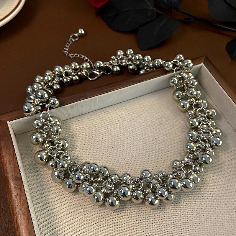 

Модное ожерелье с металлическим шариком: Это эффектное украшение, вдохновленное интернет-знаменитостями, представляет собой несколько дизайнов шариков на смелой стильной цепочке для ошейника.