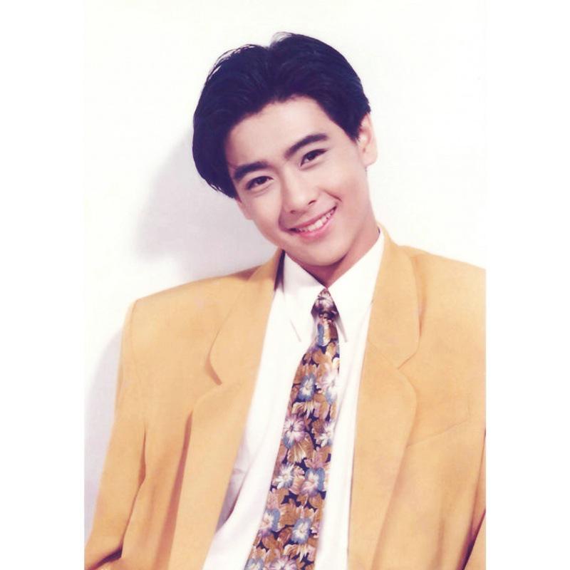 

Lin Zhiying Taiwan Singer Poster with Frame - Decorative Wall Art for Bedroom, Bar, or Study White card paper (non-adhesive) 30*42 cm