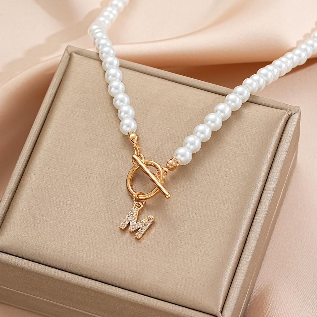 Hot-selling pearl chain OT buckle necklace, diamond-set 26-letter pendant, collarbone chain, name necklace.