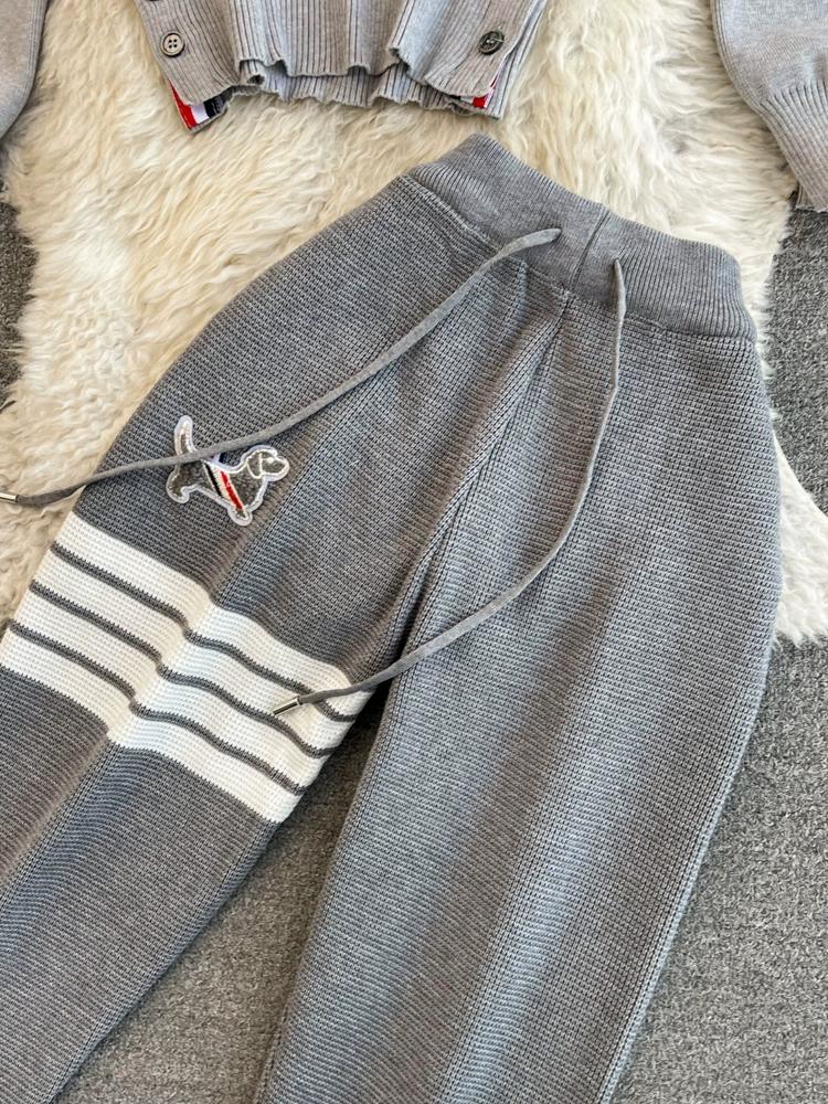 Jaro Podzim Ženy Pletený svetr Pruhované tepláky Módní Kreslený Psí výšivka Pulovr Topy a délka ke kotníkům Dvoudílná sada kalhot