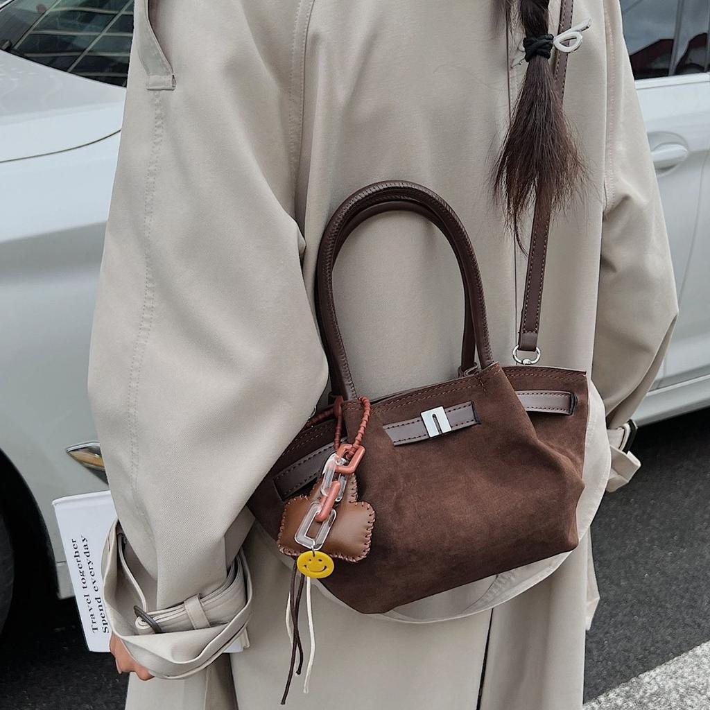 2025 new fashionable versatile retro pendant commuter ladies messenger bag dumpling bag underarm bag handbag