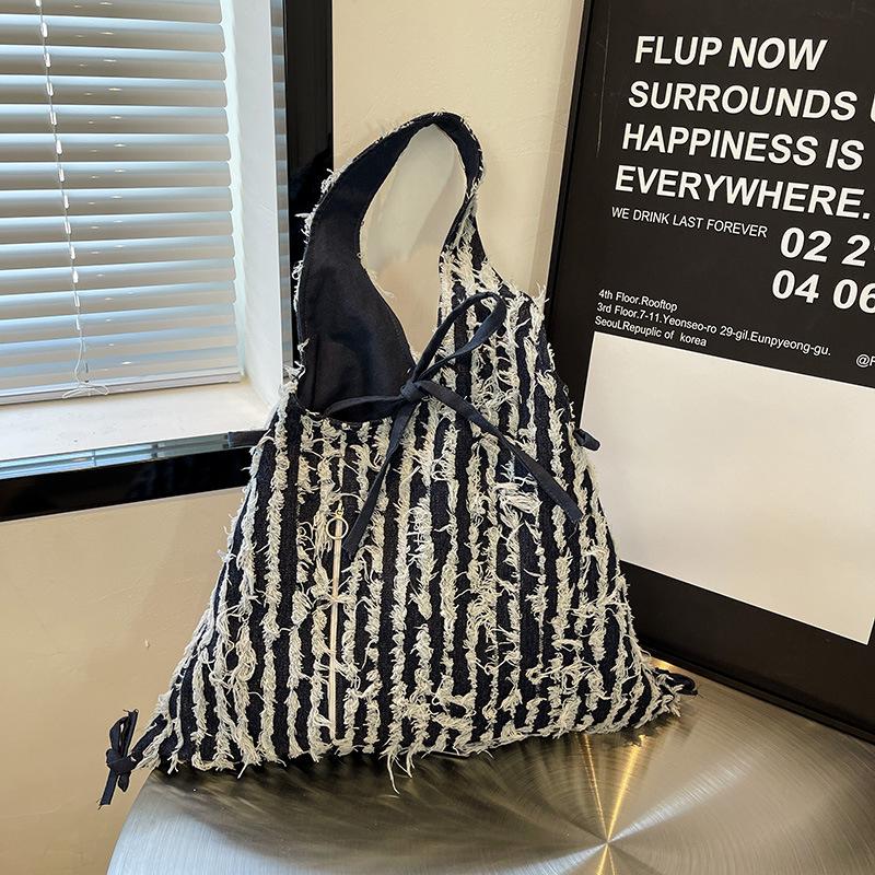 

Foreign style versatile bag women 2025 summer Korean version of Internet celebrity armpit bag large capacity design sense niche single room handbag темно-синього кольору