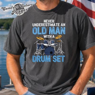 Unterschätze niemals einen alten Mann mit einem Schlagzeug Schlagzeug T-Shirt, Im Ruhestand aber immer noch Schlagzeug spielend Lustiges Shirt, Spiele immer noch Schlagzeug in meinen 70ern Geburtstag