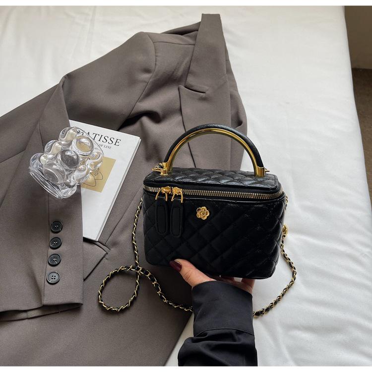 Xiaoxiangfeng box bag women's 2025 new niche design diamond chain messenger bag retro portable bucket bag