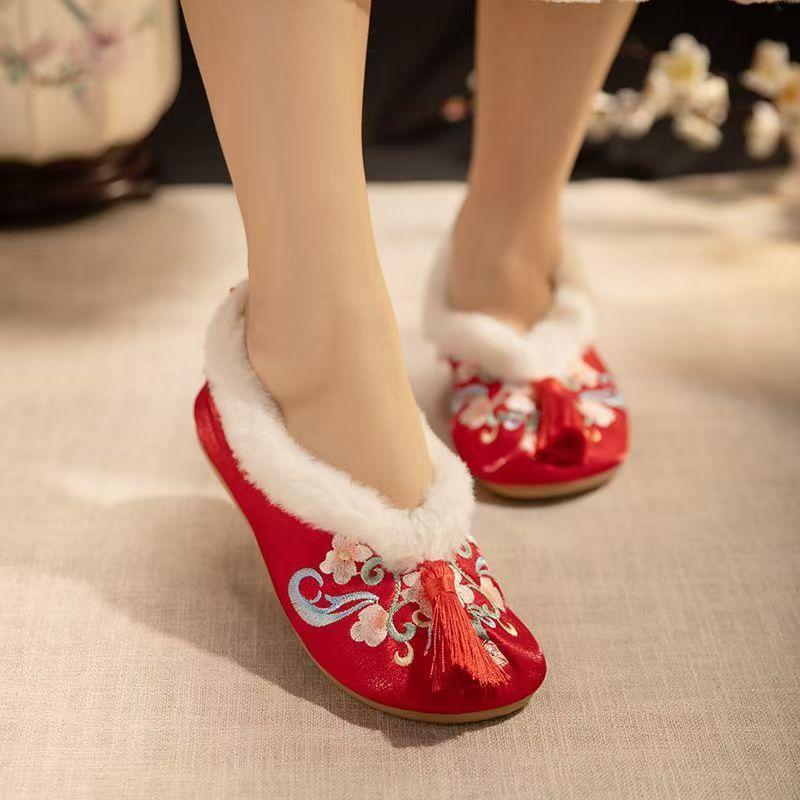Damen Winter Neu Flache Bestickte Baumwollschuhe Ethnischer Stil Flache Sohle Zum Hineinschlüpfen Runde Spitze Plüsch Warm Seidenquaste Hanfu Schuhe