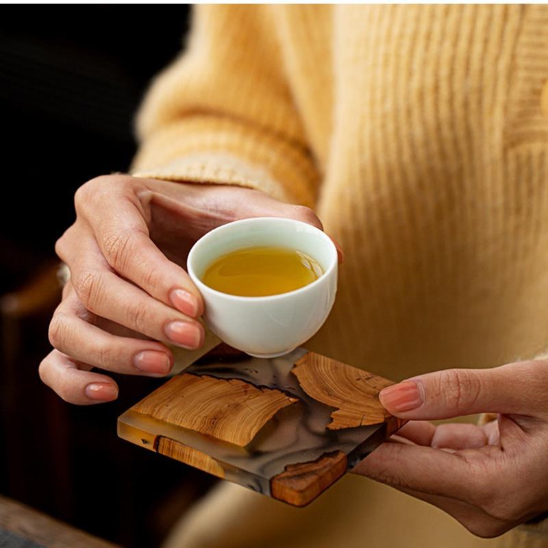 Sottobicchiere isolato in legno Sottobicchiere per tazza da tè in resina Portabicchieri minimalista Cerimonia del tè con motivi unici naturali puri