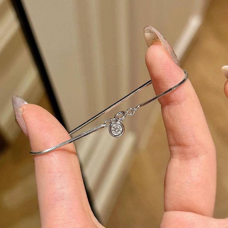 Chic Four-Leaf Clover Bracelet: Sweet, Cute, Minimalist, Versatile Hand Jewelry for Women