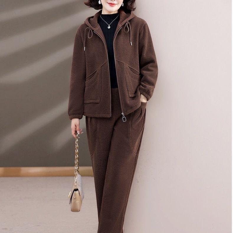 Stylish High-Grade Velvet Casual Sports Suit for Moms: 2025 New Autumn/Winter Two-Piece Set for Middle-Aged & Elderly