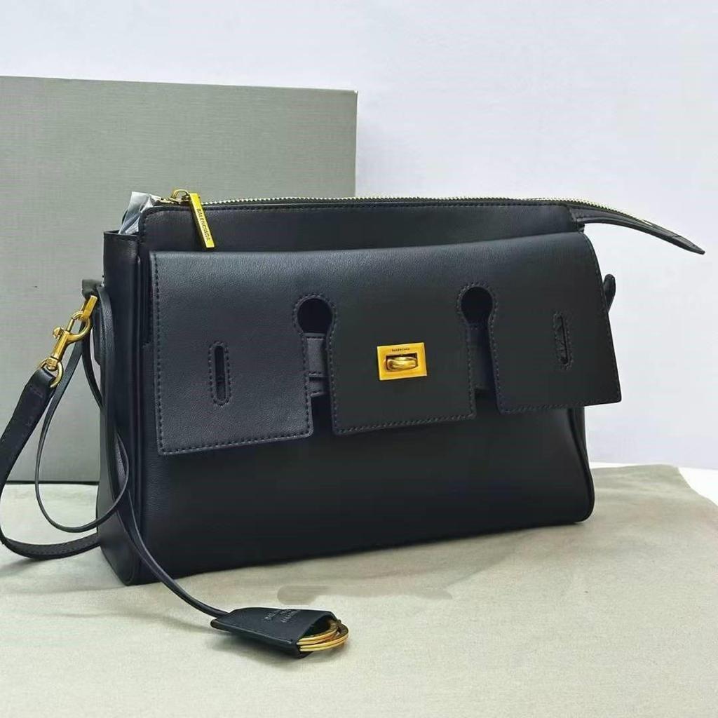 The Genuine Leather Messenger Bag Is Exquisite, Neat and Fashionable. The Clutch Bag Is Simple and Elegant. It Is a Single-shoulder Crossbody Bag