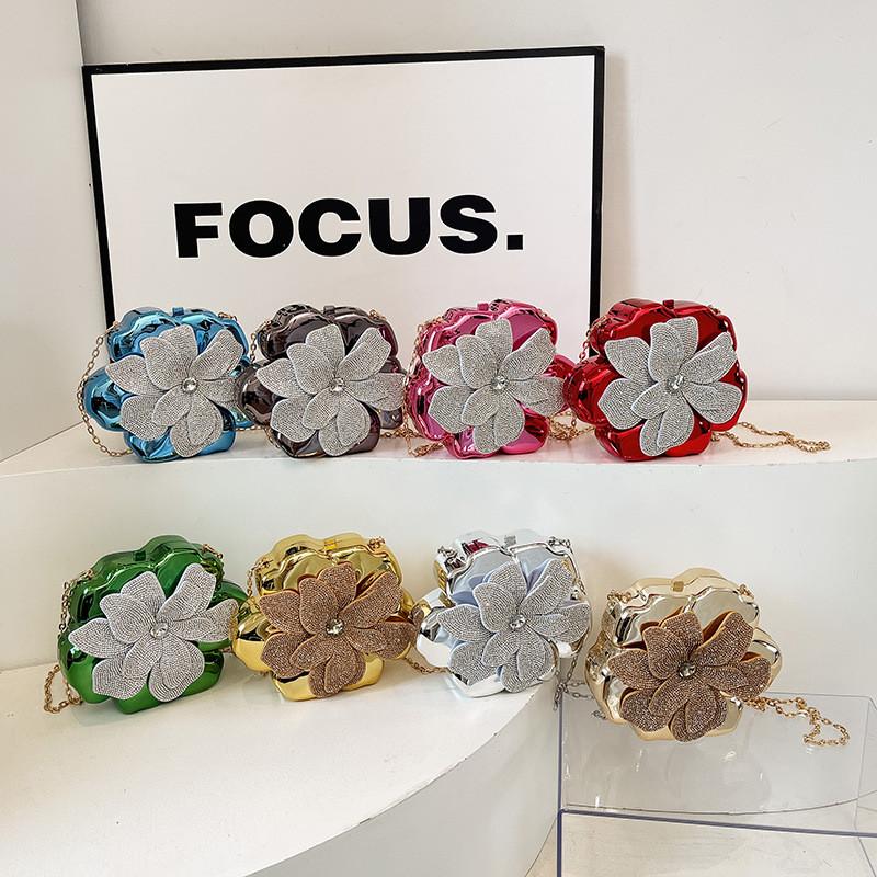 Borsa da sera a pochette con fiore in acrilico per donna con manico a catena e chiusura a lucchetto