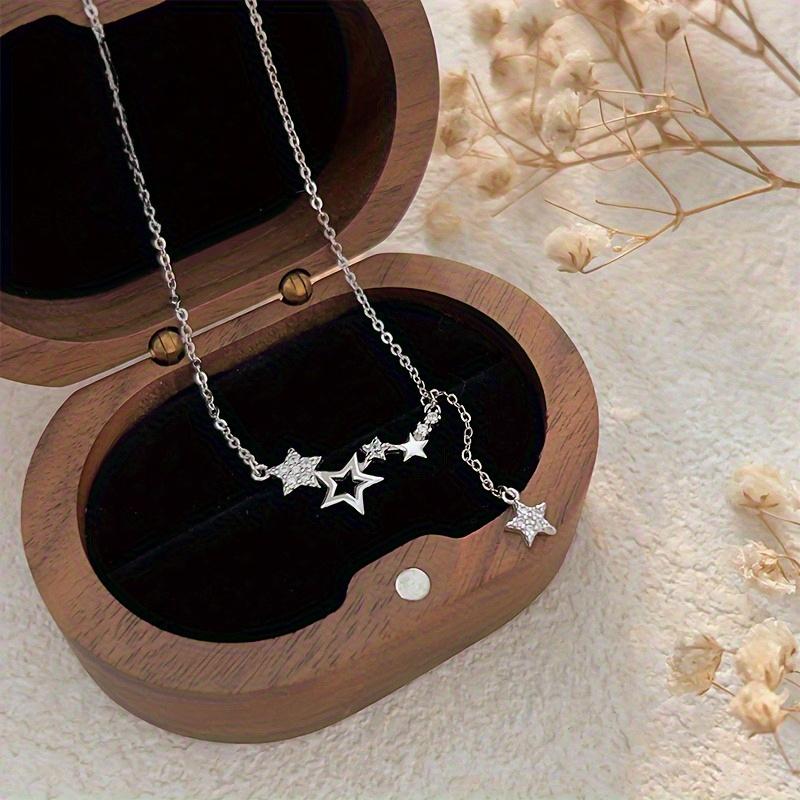 Collier pour femme à pompon en forme d'étoile, chaîne de clavicule légère et luxueuse en forme d'étoile à cinq branches, accessoires tendance, doux et élégants