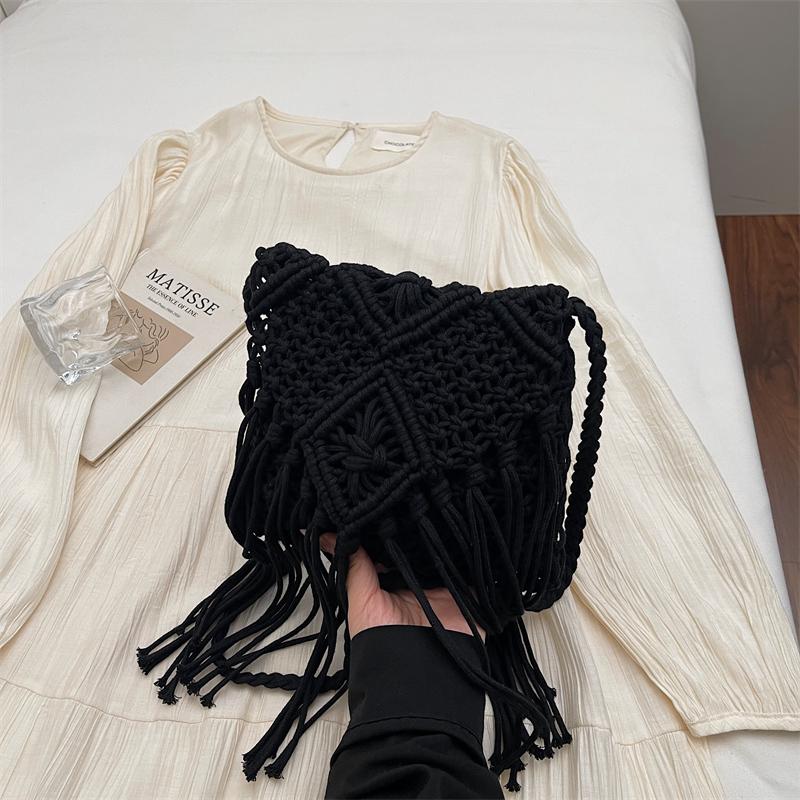 Seaside Beach Straw Bag Women's Vintage Woven Shoulder Bag Tassel Hollow Crossbody Bag