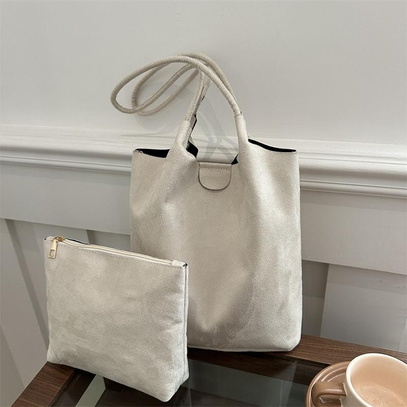 

2025 new simple matte bucket bag women s winter trendy fashion child and mother bag casual versatile shoulder commuter bag білий