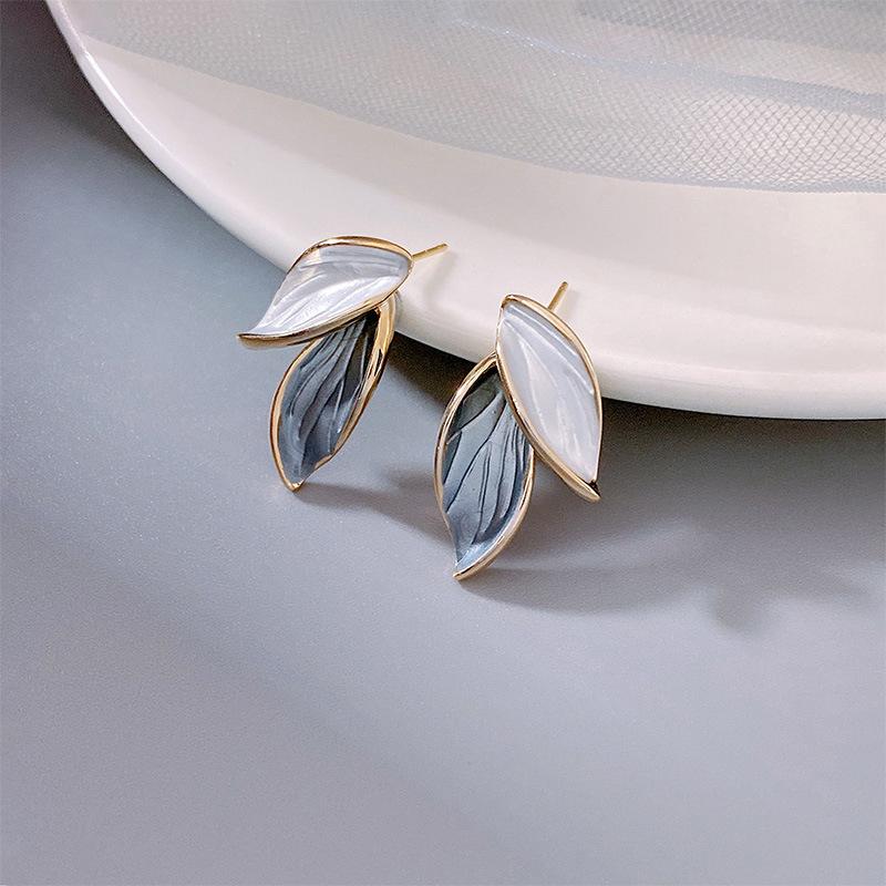 

Women Elegant Leaf Ear Stud Earrings one size