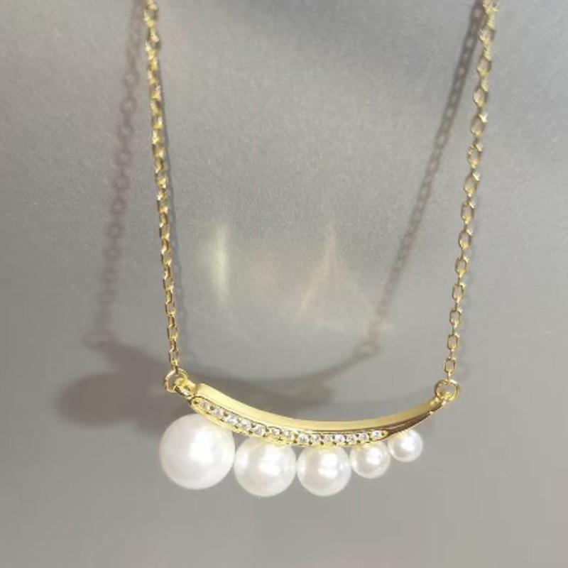 French Retro Crescent Pearl Necklace - Fashionable Irregular Clavicle Chain for Women in 2026