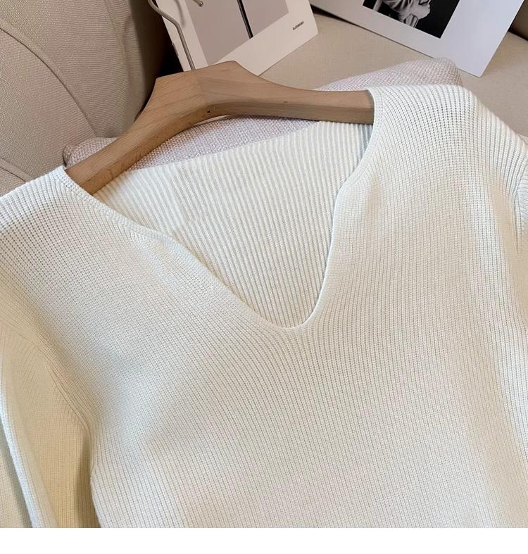 Damen High-End Strickkleid mit V-Ausschnitt und figurschmeichelndem Midilängen-Design für Herbst/Winter.